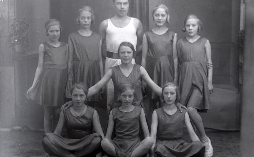 Leikfimihópur stúlkna í Vestmannaeyjum um miðjan fjórða áratug síðustu aldar