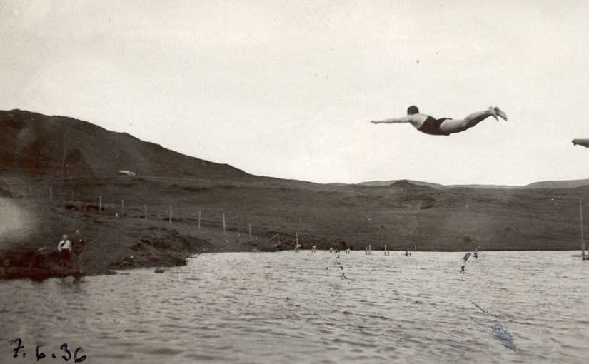 Sigurjón Pétursson stingur sér til sunds