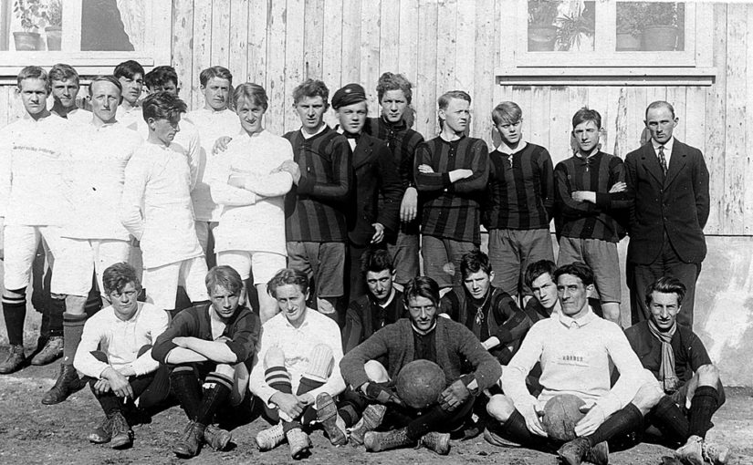 Liðsmenn Knattspyrnufélagsins Harðar og Fótboltafélags Ísafjarðar árið 1922